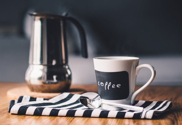 Bere caffè a stomaco vuoto fa male?